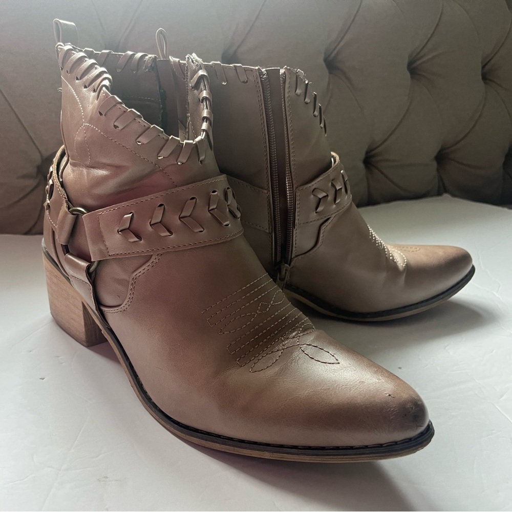 Altar’d State Woman’s Bootie’s Size 9
